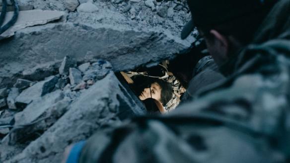 Un superviviente del ataque ruso con misiles a un restaurante de la ciudad de Kramatorsk.