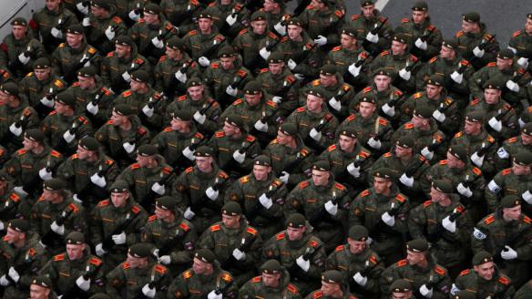 Soldados rusos desfilan para conmemorar el Día de la Victoria sobre la Alemania nazi.