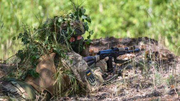 Un soldado ucraniano adiestrándose para la contraofensiva, en algún punto en las inmediaciones de Chernígov.