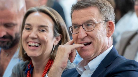 Feijóo, en uno de esos gestos típicos de cuando estás en primera fila