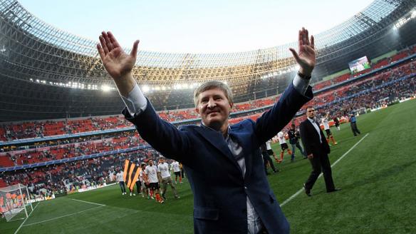 Ajmétov saluda a las masas en un partido del Shakhtar Donetsk, 'su' equipo