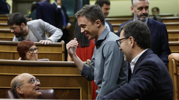 Íñigo Errejón (Sumar), uno de los 350 diputados proclamados electos tras el 23J, que ocupan un escaño en la Cámara Baja, y que se sientan en el Hemiciclo este jueves para a votación de la mesa y el acatamiento de la Constitución, a su llegada al Congreso.