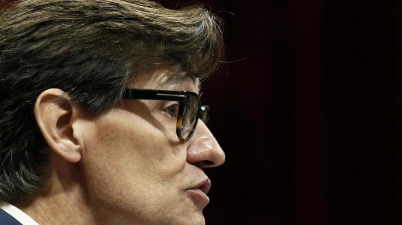 El líder del PSC, Salvador Illa, interviene ante el pleno durante la segunda jornada del debate de política general que se celebra en el Parlament de Cataluña .