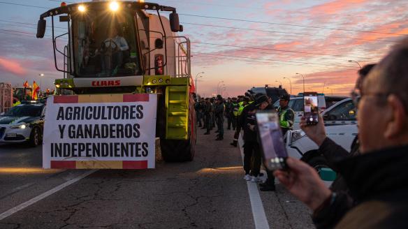 Los tractores de los agricultores concentrados en la A-42 a la altura de Torrejón de la Calzada.