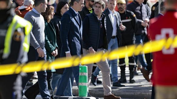 El presidente del Gobierno, Pedro Sánchez (centro), acompañado por el president de la Generalitat, Carlos Mazón, a su llegada este viernes al edificio afectado por un incendio ayer jueves en Valéncia, en el que de momento se contabilizan cuatro víctimas mortales, a falta de poder acceder al interior de la estructura, mientras que las personas no localizadas se sitúan en estos momentos en 14, aunque esta cifra puede ir variando conforme prosigan las investigaciones.