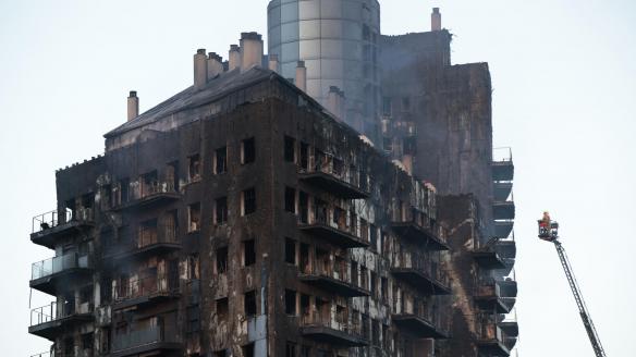 Los bomberos continúan trabajando este viernes tras el fulminante y devastador incendio en un edificio en el barrio de Canamar, Valencia