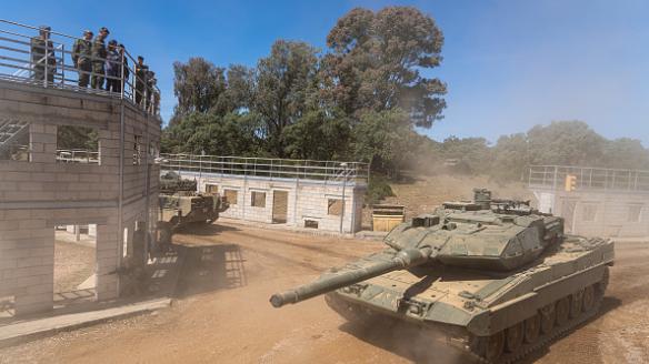 La ministra de Defensa, Margarita Robles, observando unas maniobras con los tanques Leopard 2A4 reacondicionados para ser enviados a Ucrania, en Córdoba.