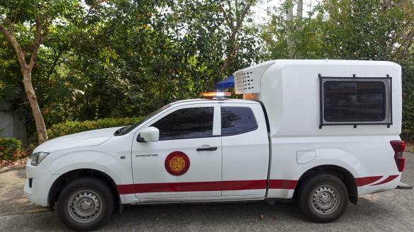 Un furgón policial accede al tribunal provincial de Samui (isla del sur de Tailandia) donde continúa la segunda sesión del juicio contra el español Daniel Sancho.