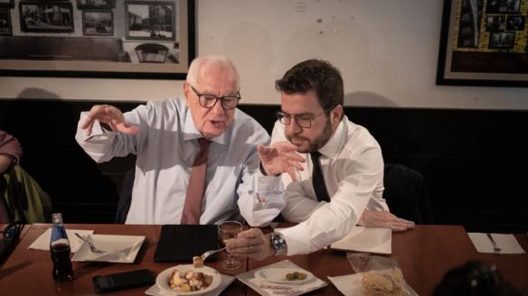 Pere Aragonès toma un aperitivo con su compañero de partido Ernest Maragall