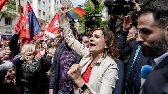 María Jesús Montero junto a las personas reunidas en Ferraz.