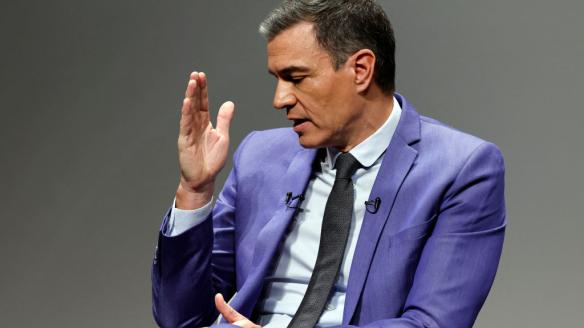 Gesto de Pedro Sánchez en la presentación de su segundo libro