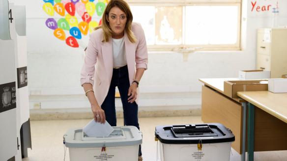 La actual presidenta de la Eurocámara, Roberta Metsola, votando en Malta.