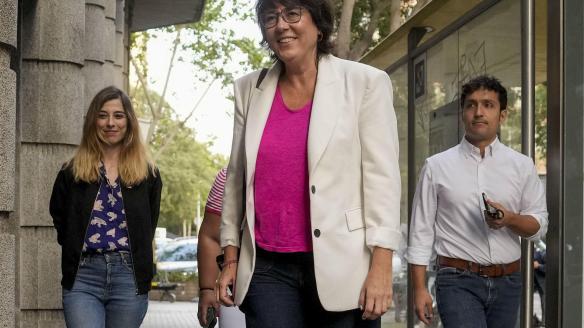 La cabeza de lista republicana al Parlamento Europeo, Diana Riba (c), a su llegada este domingo a la sede de ERC en el inicio de la noche electoral. Lidera la coalición con EH Bildu, Bloque Nacionalista Galego y Ara Mès.