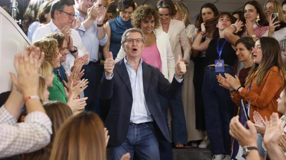 El líder del PP, Alberto Núñez Feijóo (centro-i), junto cabeza de lista del PP a las elecciones europeas, Dolors Montserrat (c), y la secretaria general Cuca Gamarra (c-d) celebran los resultados de las elecciones europeas en las que el PP ha ganado con el 34,18 por ciento de los votos y 22 escaños, dos más que el PSOE.