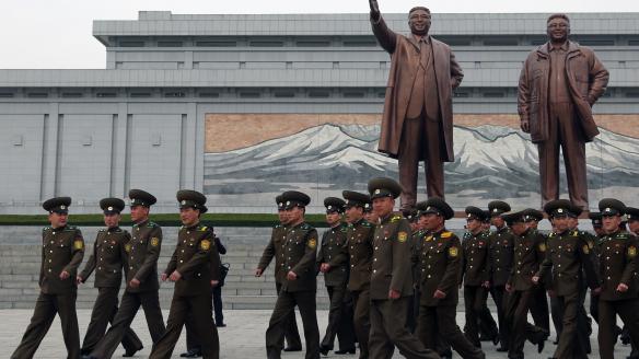 Soldados norcoreanos visitan Pyongyang, en Corea del Norte.