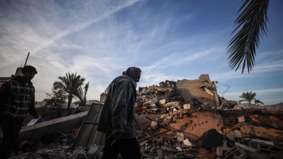 Dos ciudadanos gazatíes, entre las ruinas