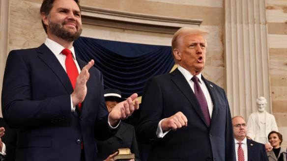 Donald Trump, a su llegada al Capitolio, aplaudido por su vicepresidente, J.D. Vance