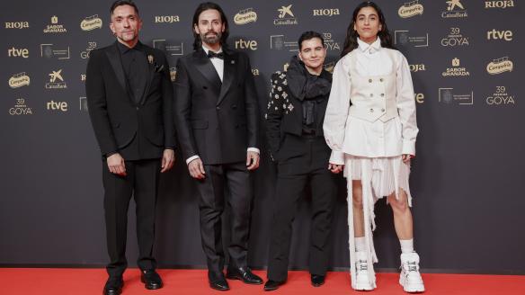 Carolina Yuste posa en los Goya 2025 con el equipo del cortometraje que ha codirigido.