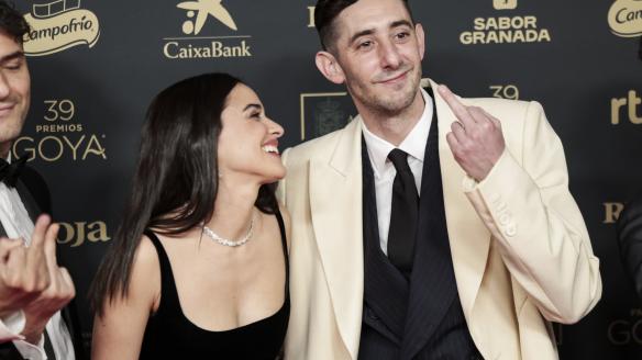 Macarena Garcia y Enric Auquer en el photocall de los Goya 2025.