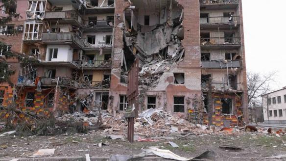 Un edificio dañado por un ataque de Rusia en Ucrania.