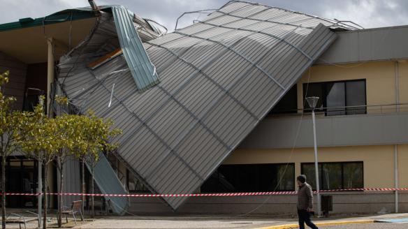 El tejado del Ayuntamiento de Pazos de Borbén, en Galicia, derribado por la borrasca Martinho.