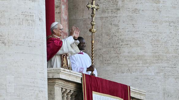 León XIV saluda al mundo desde el balcón de la Basílica de San Pedro