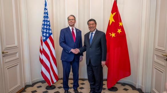 El secretario del Tesoro, Scott Bessent, estrecha la mano del vice primer ministro de China, He Lifeng