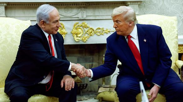 Netanyahu y Trump se dan la mano en un encuentro reciente en la Casa Blanca