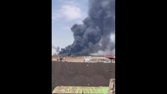 Una columna de humo, elevándose en el aeropuerto iraní de Tabriz.