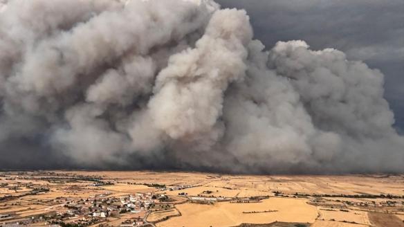 Una inmensa columna de humo en el voraz incendio en Torrefeta i Florejacs (Lleida), donde perdieron la vida dos trabajadores del campo.