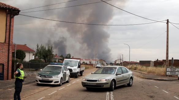 El avance de las llamas en la provincia de León del incendio iniciado en Molezuelas de la Carballeda (Zamora) ha provocado el desalojo de otras 13 localidades en la provincia de León, por lo que ya son 5.500 los vecinos evacuados de 19 poblaciones leonesas desde el día de ayer. Las llamas avanzan rápidamente favorecidas por el intenso viento, que obligó a la evacuación a primera hora de la tarde de hoy martes de unos 300 vecinos de las localidades de Herreros de Jamuz, Palacios de Jamuz, Quintanilla de Florez y Quintana y Congosto.