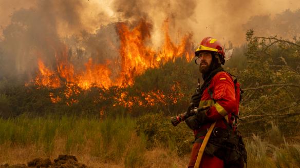 Un efectivo de la Unidad Militar de Emergencias (UME) en la localidad de A Espasa, durante el incendio forestal que permanece activo en Chandrexa de Queixa (Ourense).