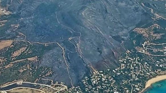 Vista aérea de la zona afectada por el incendio que afecta a la sierra de la Plata y a Tarifa.