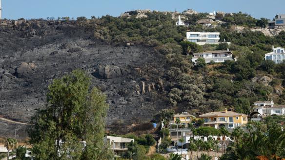 El incendio de Tarifa (Cádiz) provocó que las llamas se acercasen peligrosamente a viviendas.