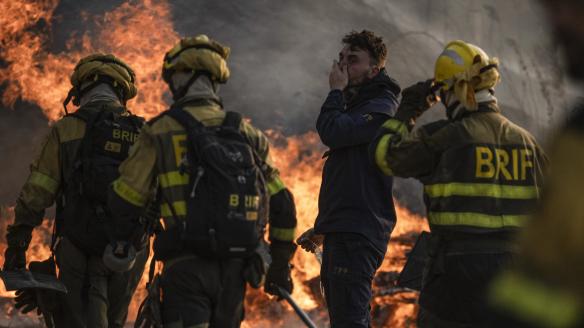 Los bomberos durante las labores de extinción del incendio que afecta al municipio de Monterrei (Ourense).
