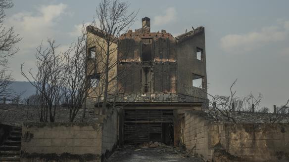Una construcción calcinada por el incendio forestal en Manzaneda (Ourense).