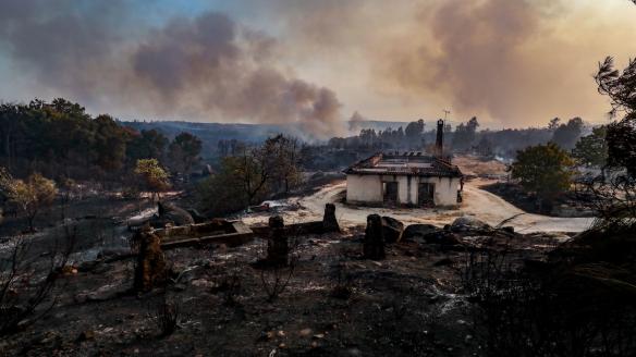 Vista de una casa quemada en el incendio forestal de Fornos de Algodres (Portugal).
