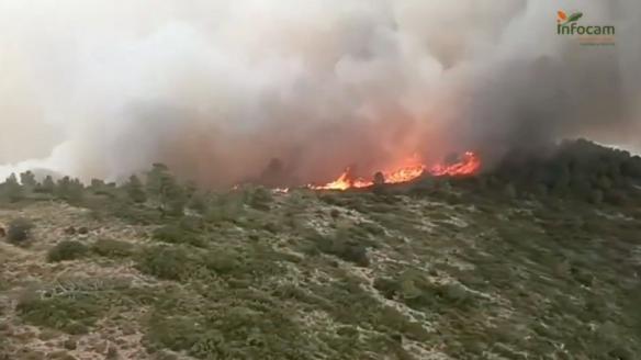 Vista del incendio forestal declarado en Teresa de Cofrentes y que ha provocado el desalojo de dos pedanías.