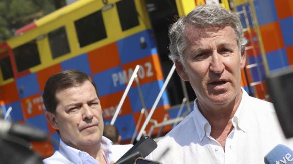 El líder del PP, Alberto Núñez Feijóo (d), visita este viernes, acompañado del presidente de la Junta de Castilla y León, Alfonso Fernández Mañueco, el puesto de mando avanzado de Palacios del Sil, en León.