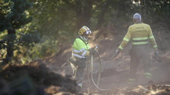 Los brigadistas intentan contener por segundo día el incendio en la zona limítrofe entre Ourense y Zamora.