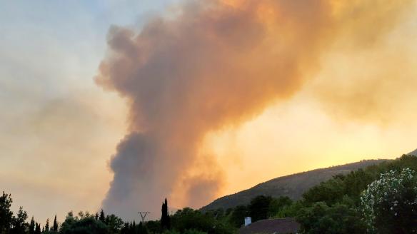 Las llamas en el frente de Jarilla avanzan hacia Plasencia.