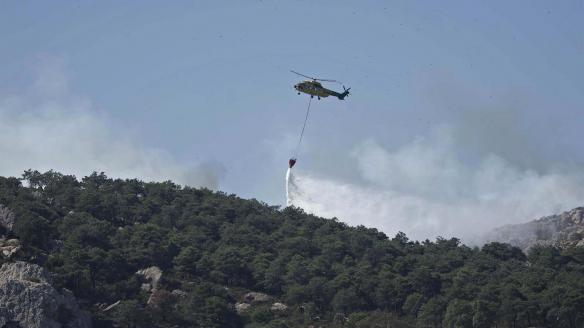 Medios terrestres y aéreos operan en el incendio declarado en el paraje Sierra de la Plata, cercano a la playa de Bolonia.