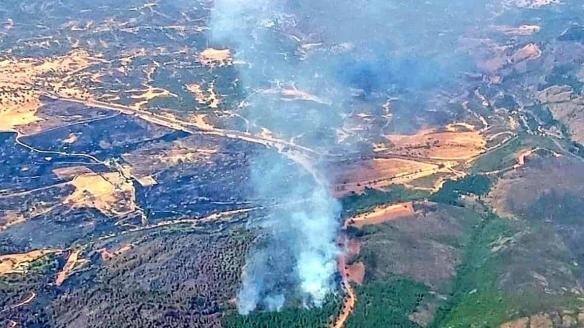 Imagen del incendio en el paraje 'La Contienda' de Aroche (Huelva).