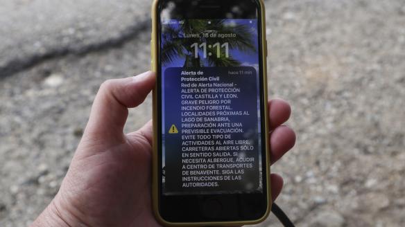 La docena de localidades del entorno del Lago de Sanabria, en la provincia de Zamora, se preparan para una posible evacuación por el incendio de Porto, que afectará a unos ocho mil vecinos de la zona y de la que se les ha informado a través del sistema de comunicaciones masivas por telefonía móvil ante emergencias Es-Alert.