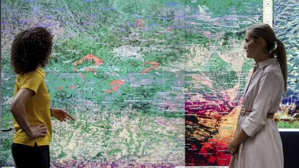 La vicepresidenta tercera y ministra para la Transición Ecológica y el Reto Demográfico, Sara Aagesen (d), visita el Centro de Coordinación de la Información Nacional sobre Incendios Forestales (CCINIF), en Madrid.