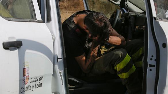 Un bombero de la BRIF durante un descanso en la lucha contra el fuego en León.