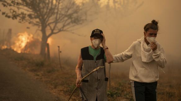 Vecinos trabajan en labores de extinción del incendio forestal de Carballeda de Avia (Ourense).