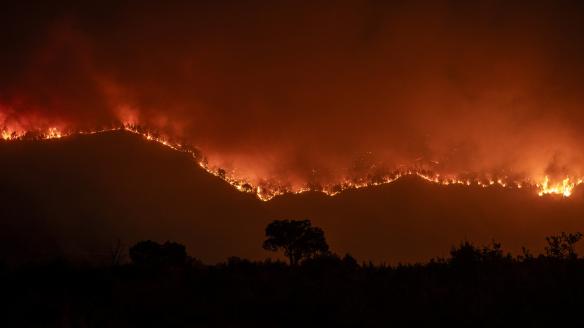 Vista del incendio forestal en Oímbra (Galicia).