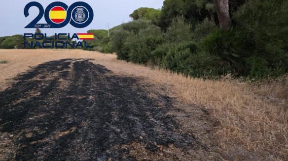Vista del incendio por el que ha sido detenido una persona en Puerto Real (Cádiz).