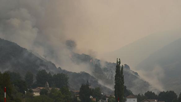 BARNIEDO DE LA REINA (LEÓN), 18/08/2025.- El incendio que amenaza la vertiente leonesa del Parque Nacional de Picos de Europa, iniciado en Barniedo de la Reina e impulsado por el viento y las altas temperaturas, mantiene en vilo a los habitantes del Valle de Valdeón y de la Tierra de la Reina, zonas de montaña donde la población se concentra en pequeños pueblos de menos de 200 habitantes.